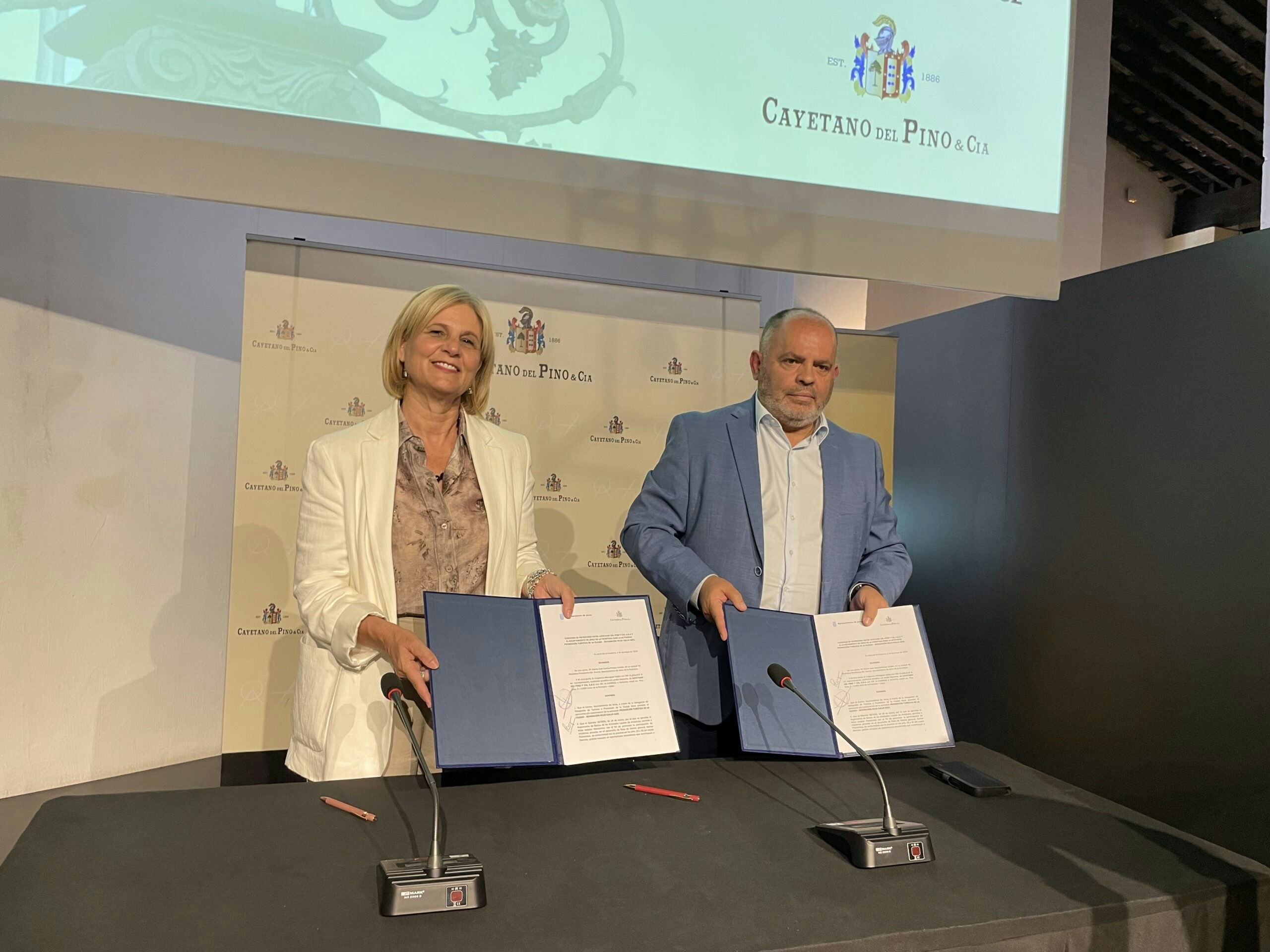 Nuestra Bodega firma un Convenio de Colaboración con el Ayuntamiento de Jerez para restaurar, conservar y poner de nuevo en funcionamiento el reloj del Gallo Azul ‘Pedro Domecq’ - Cayetano del Pino y Cía